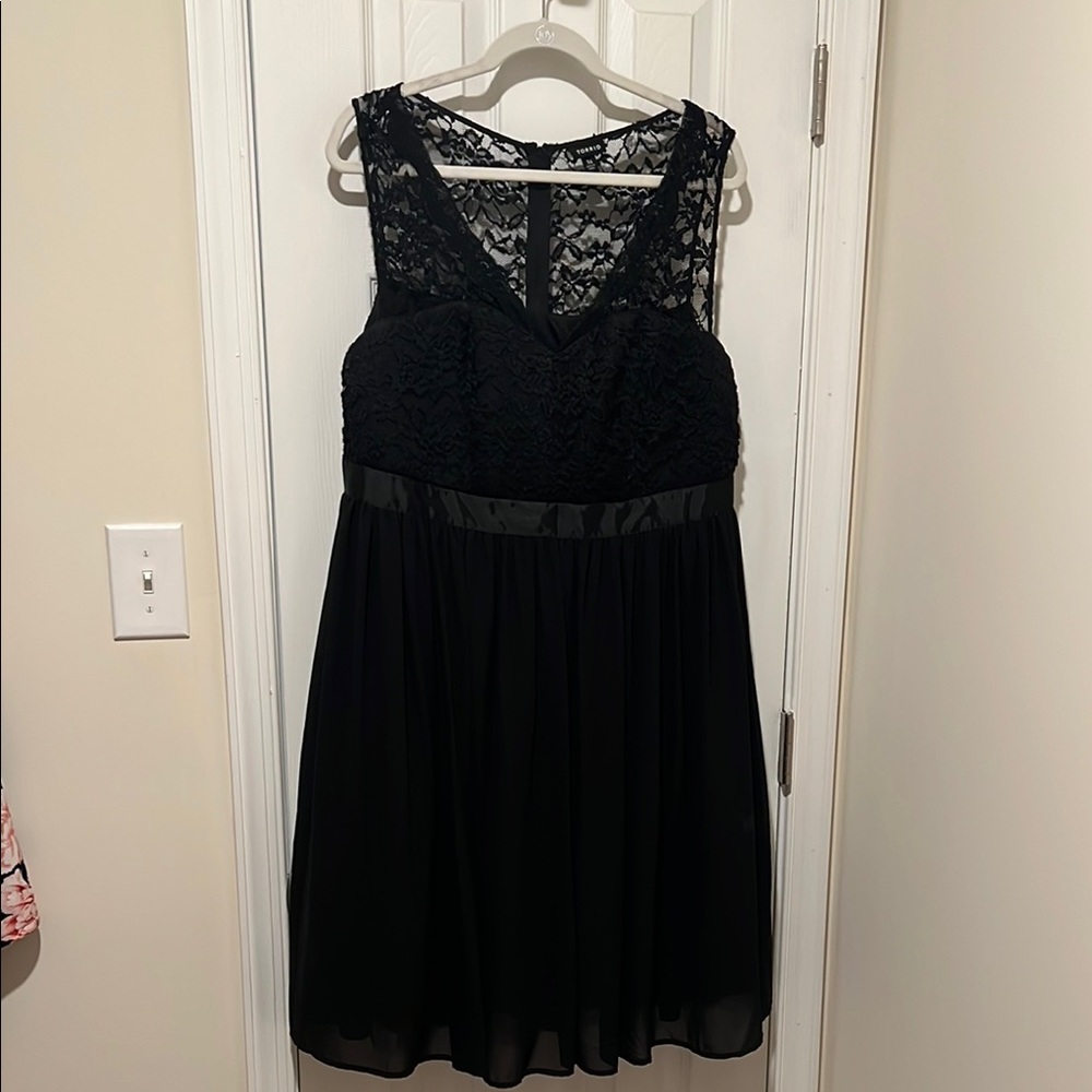 Elegant Black Lace Dress (runs 2 sizes big)